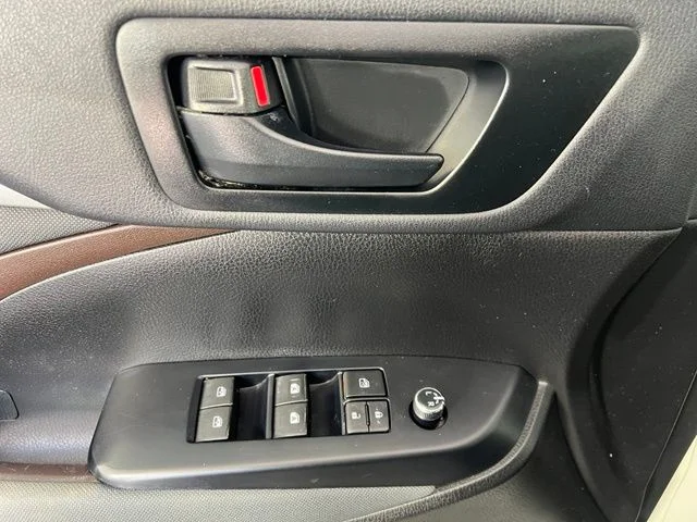 Used 2019 White Toyota LE image 17