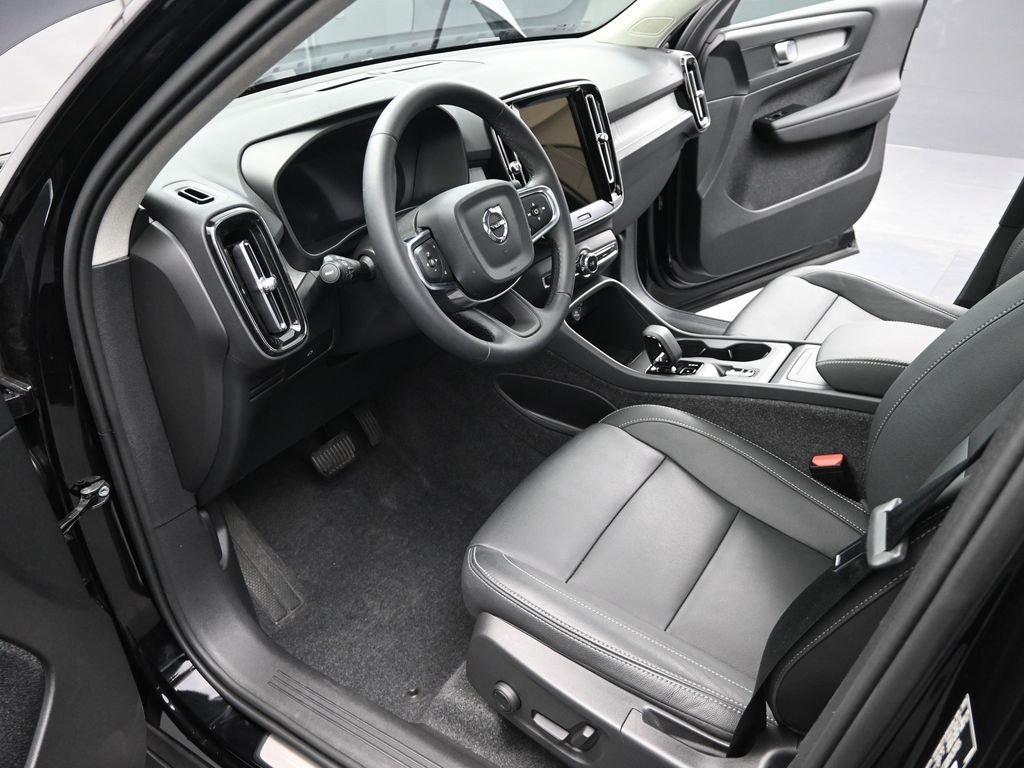 2025 Volvo XC40 Core - Photo 10