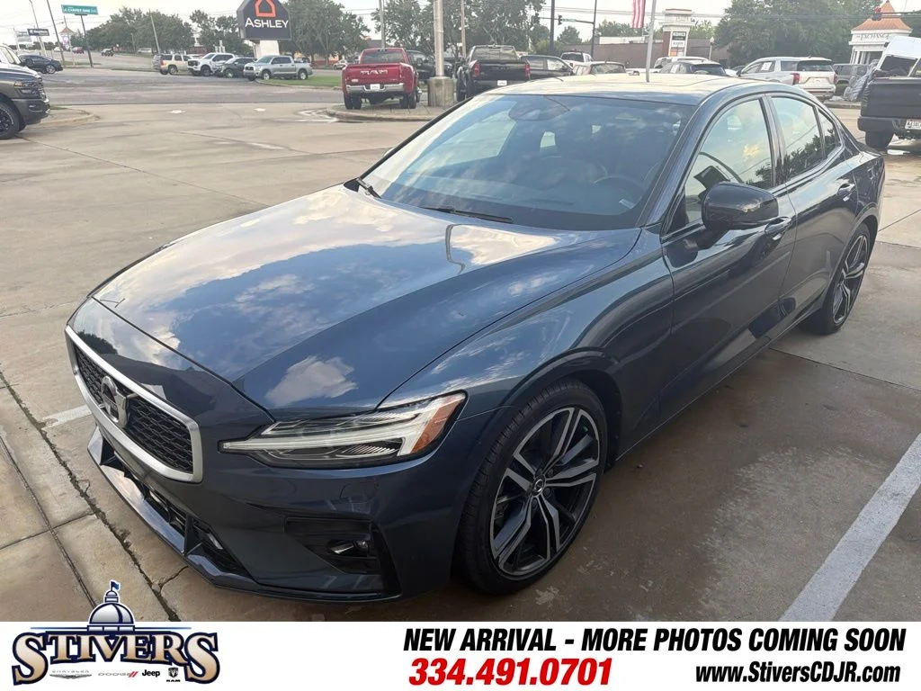 Used 2020 Blue Volvo T5 R-Design image 3