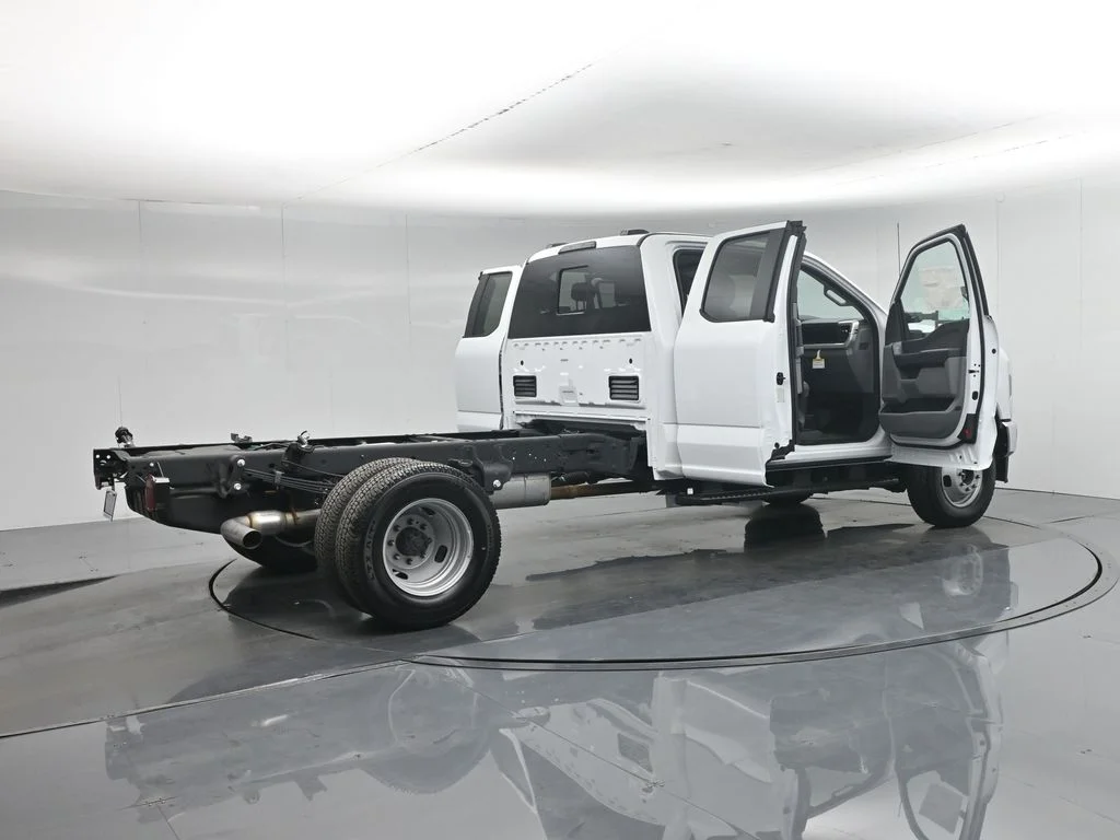 New 2026 Oxford White Ford XL image 5