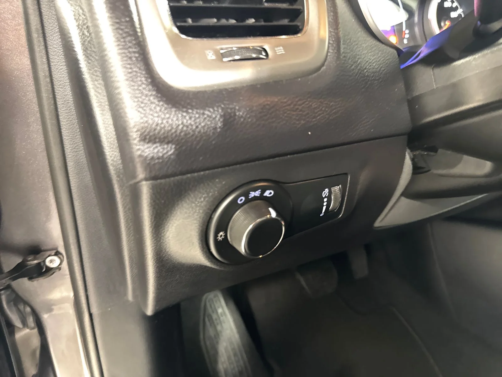 Used 2018 Granite Crystal Metallic Clearcoat Jeep Sport image 17