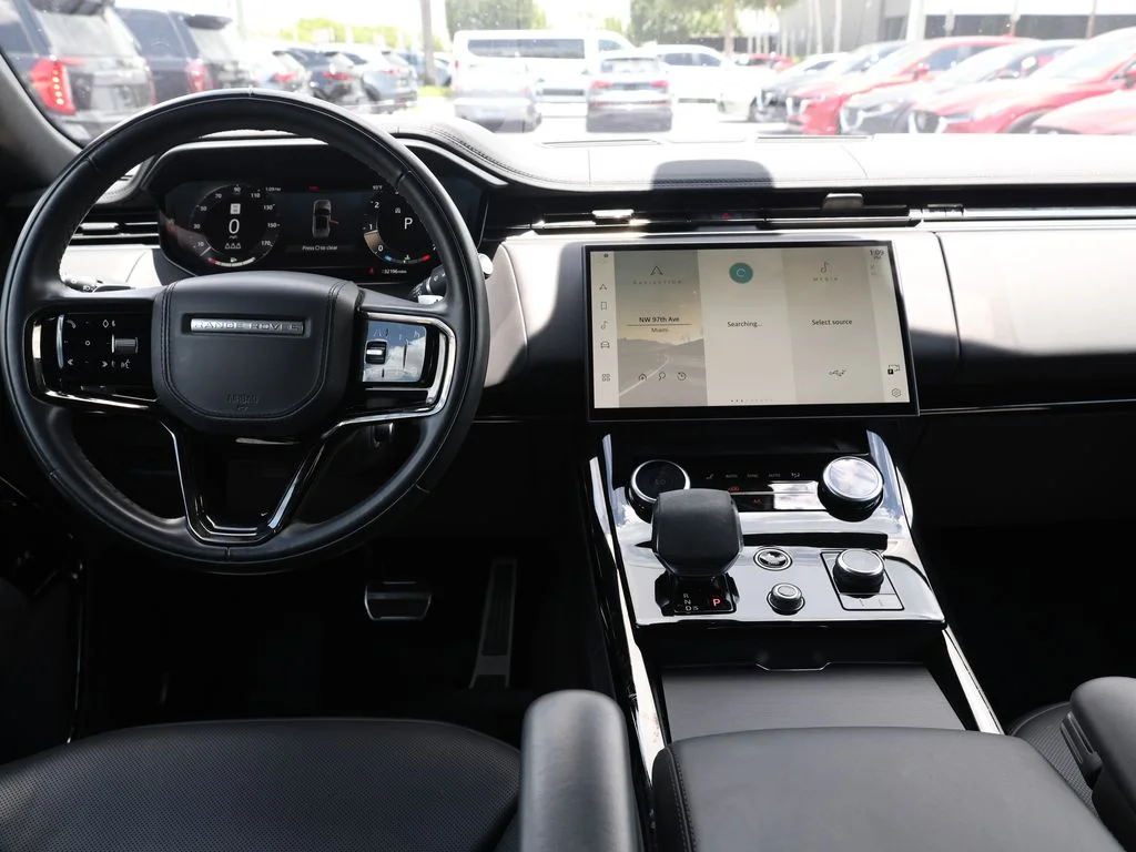 Used 2023 White Land Rover SE Dynamic image 24