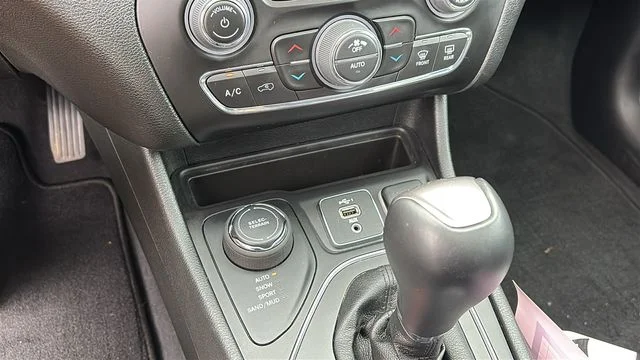 Certified Used 2022 White Jeep Latitude Lux image 19