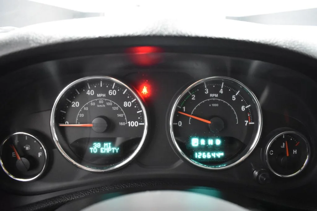 Used 2015 White Jeep Sahara image 21