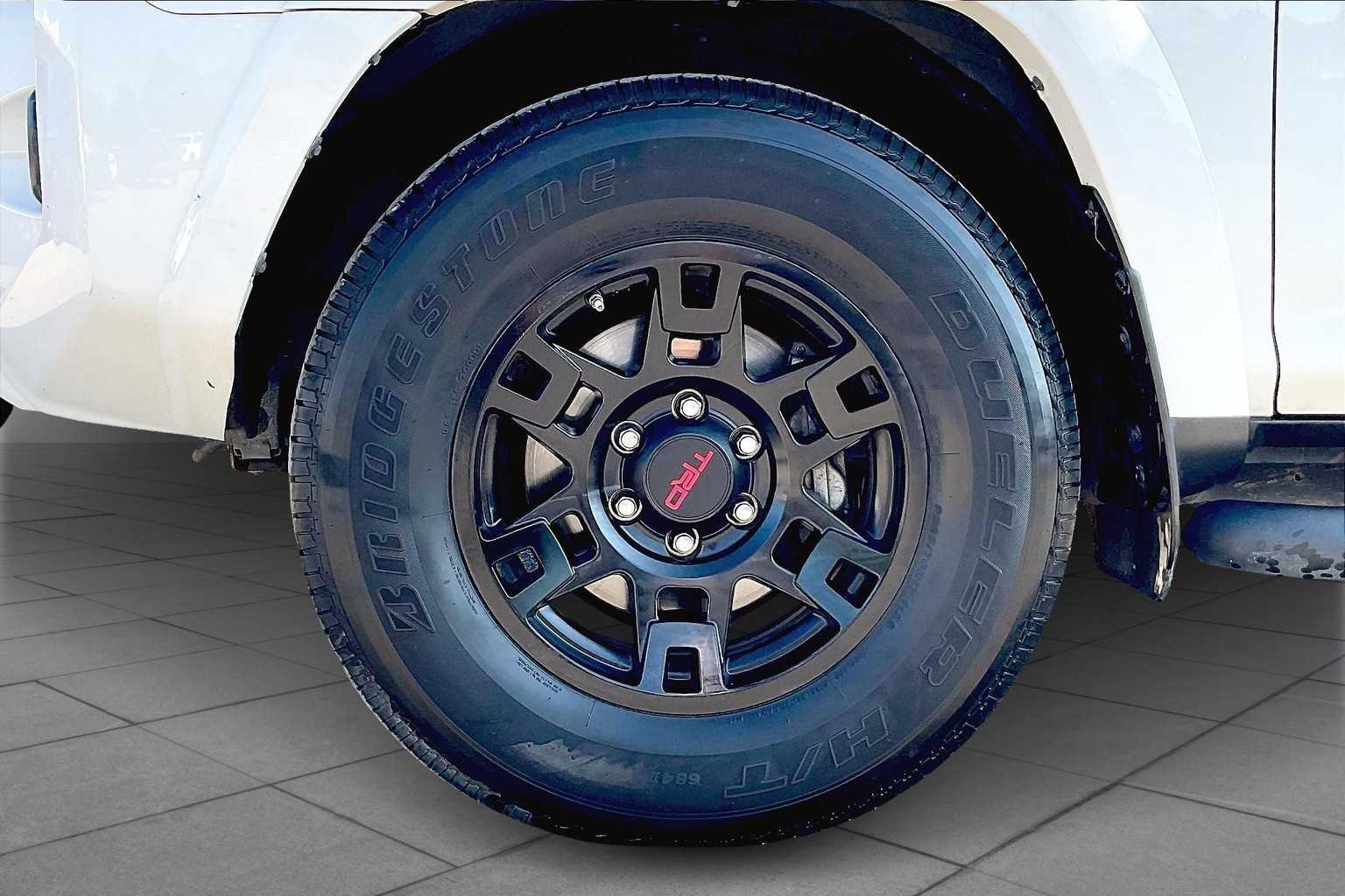 Used 2020 Super White Toyota SR5 image 10