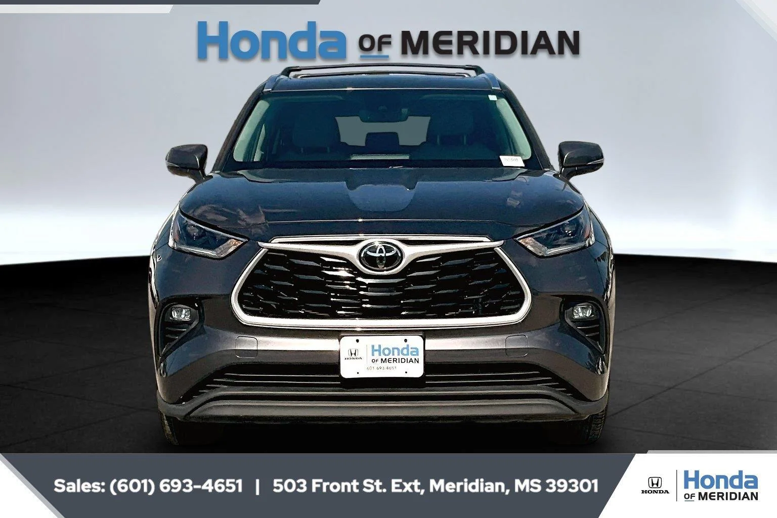 Used 2021 Magnetic Gray Metallic Toyota XLE image 3