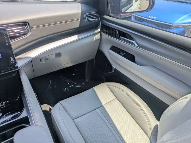 Used 2025 White Jeep Base image 17