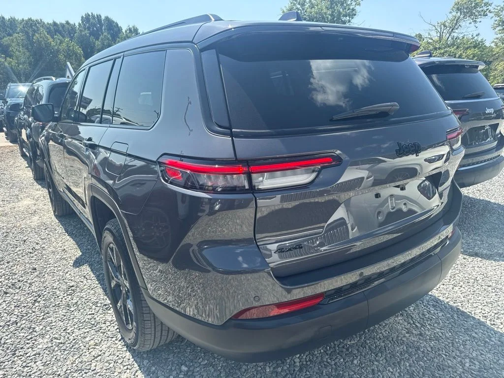 Used 2025 Gray Jeep Altitude image 5