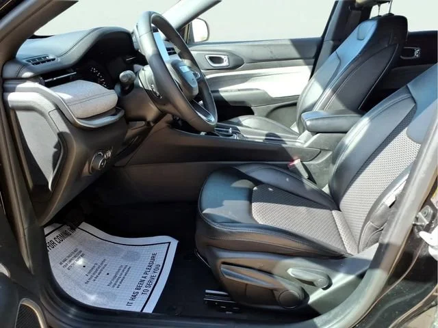 Used 2024  Jeep Latitude image 19