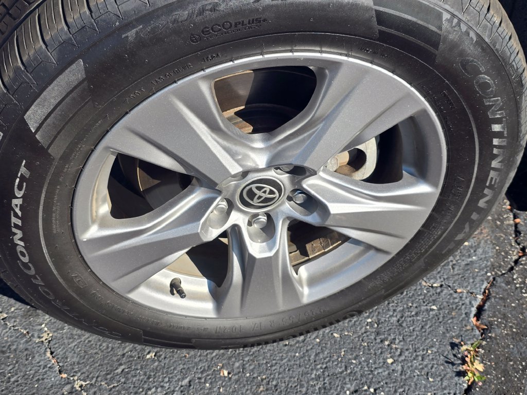 Certified Used 2022 White Toyota XLE image 19