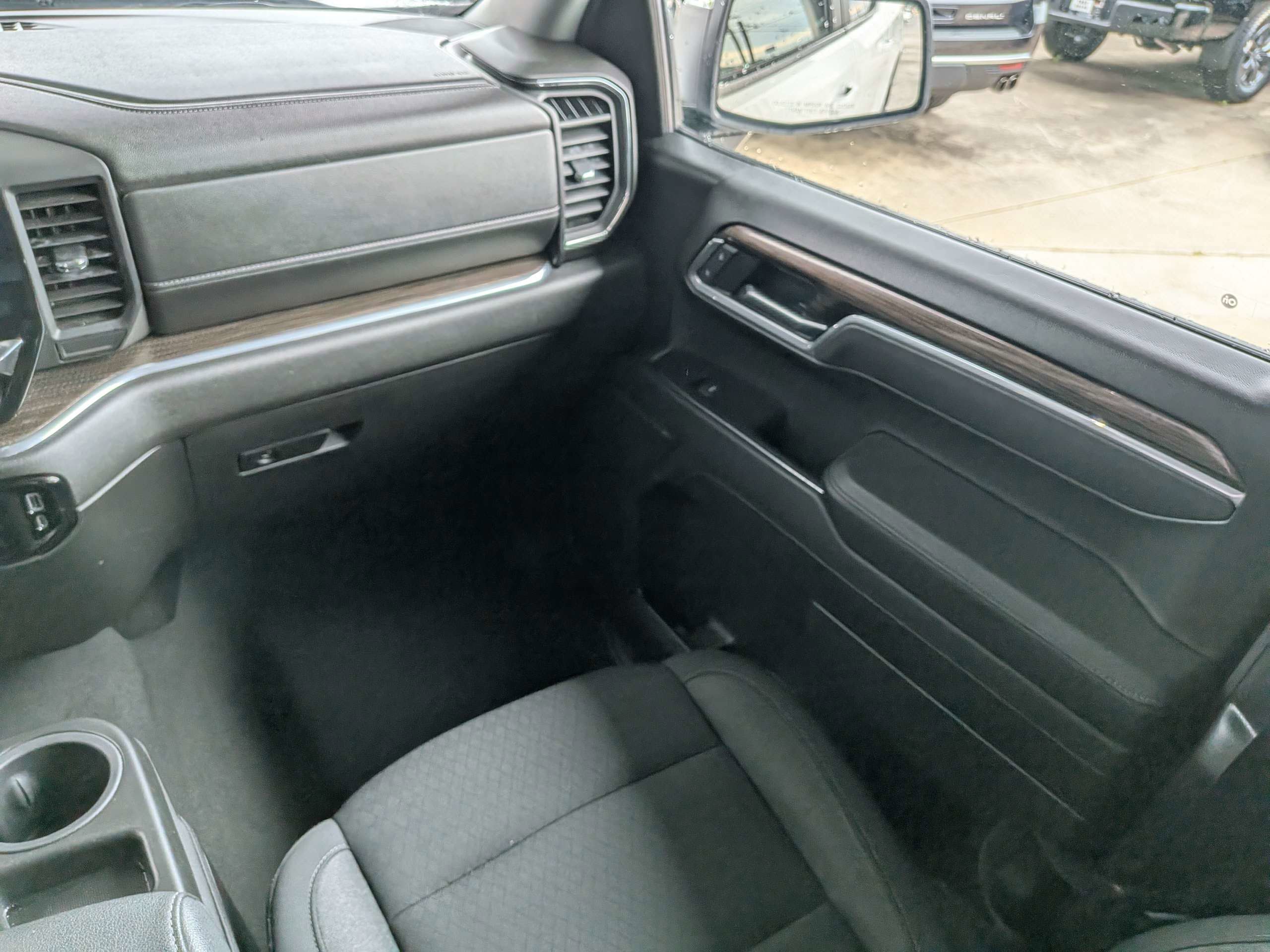 Used 2025 White Chevrolet LT image 12