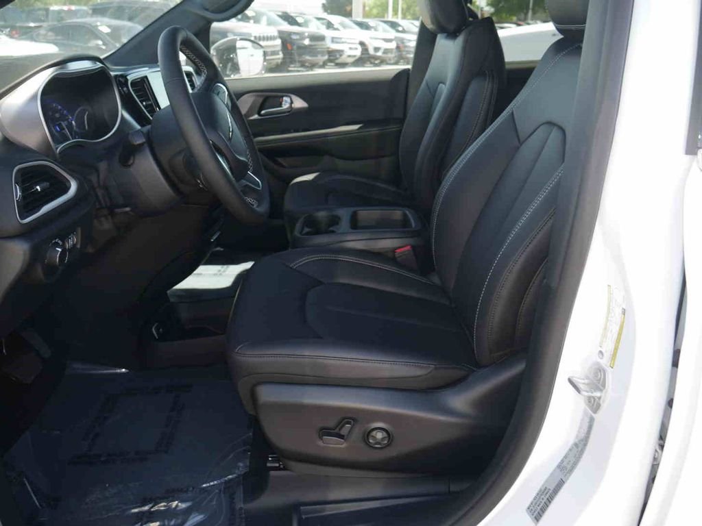 New 2026 Bright White Clear-Coat Exterior Paint Chrysler  image 24