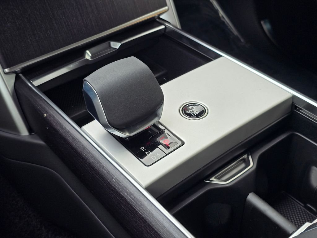 New 2026 Fuji White LAND ROVER SE LWB 7-Seats / V8 image 24