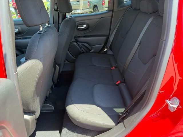 Used 2023  Jeep Latitude image 16