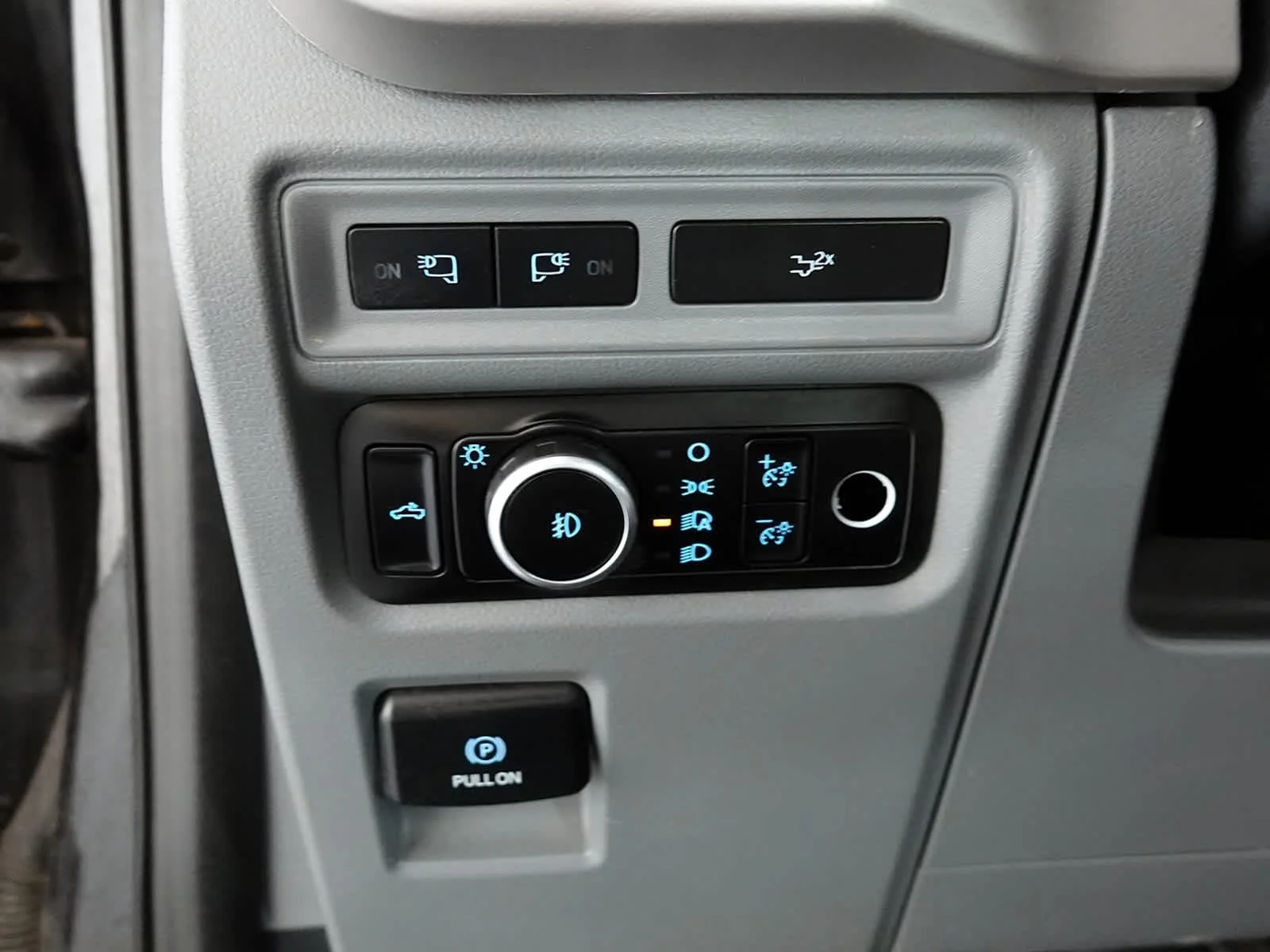 Used 2023 Agate Black Metallic Ford XLT image 19