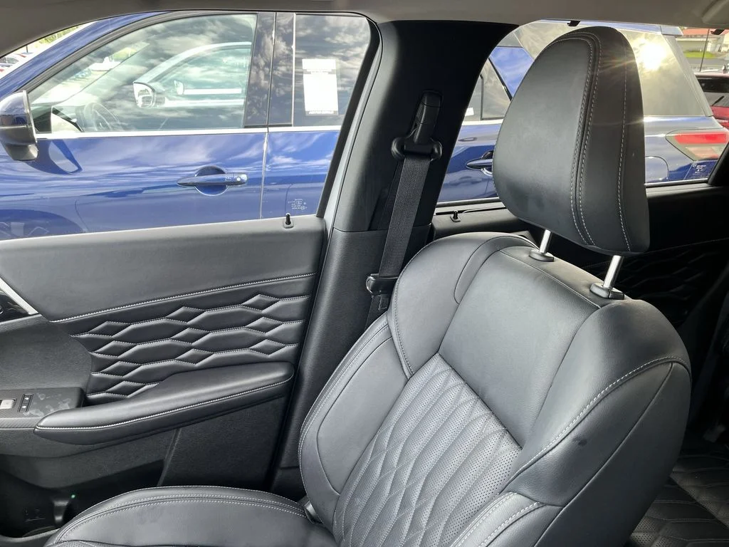 Used 2025 Silver Mitsubishi SEL image 25