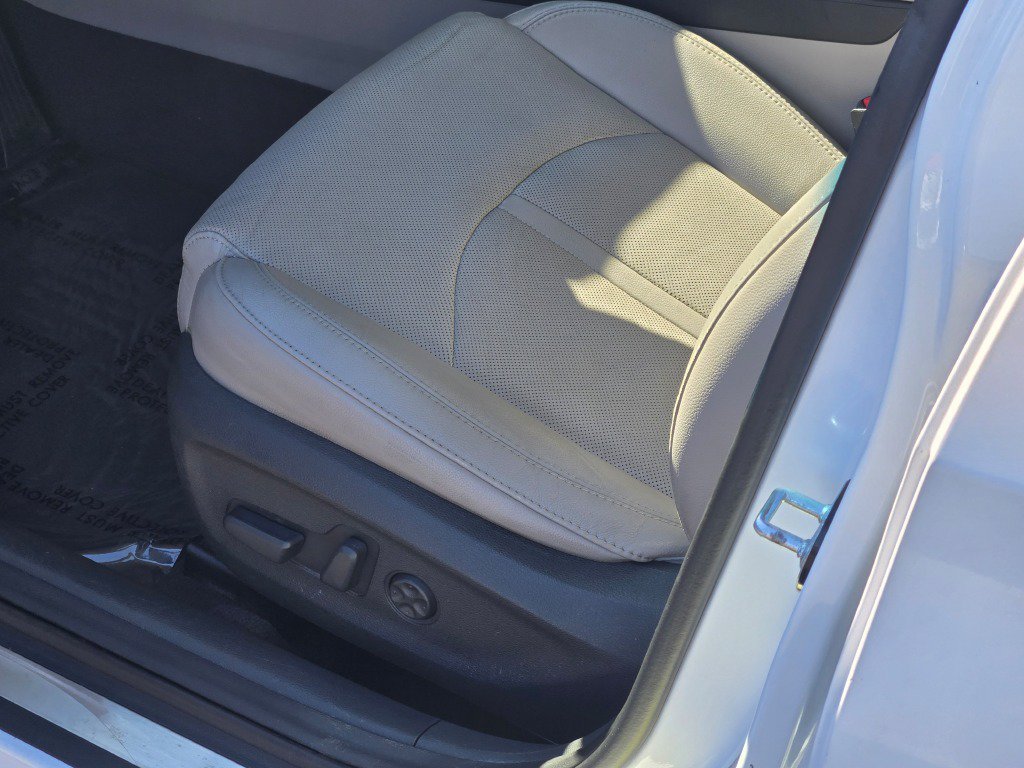 Used 2016 Quartz White Pearl Hyundai Limited image 19