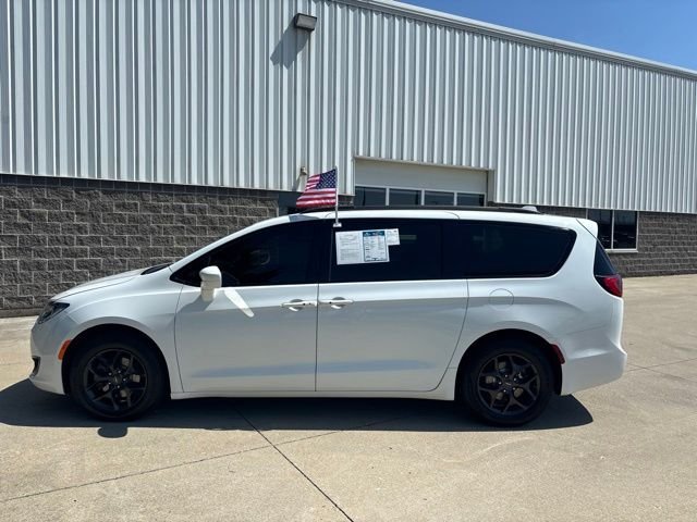 Used 2019 Bright White Clearcoat Chrysler Touring L image 9