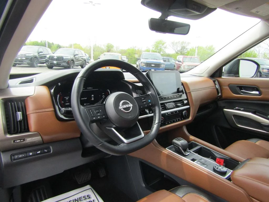 Used 2025 Obsidian Green Pearl Nissan Platinum image 12