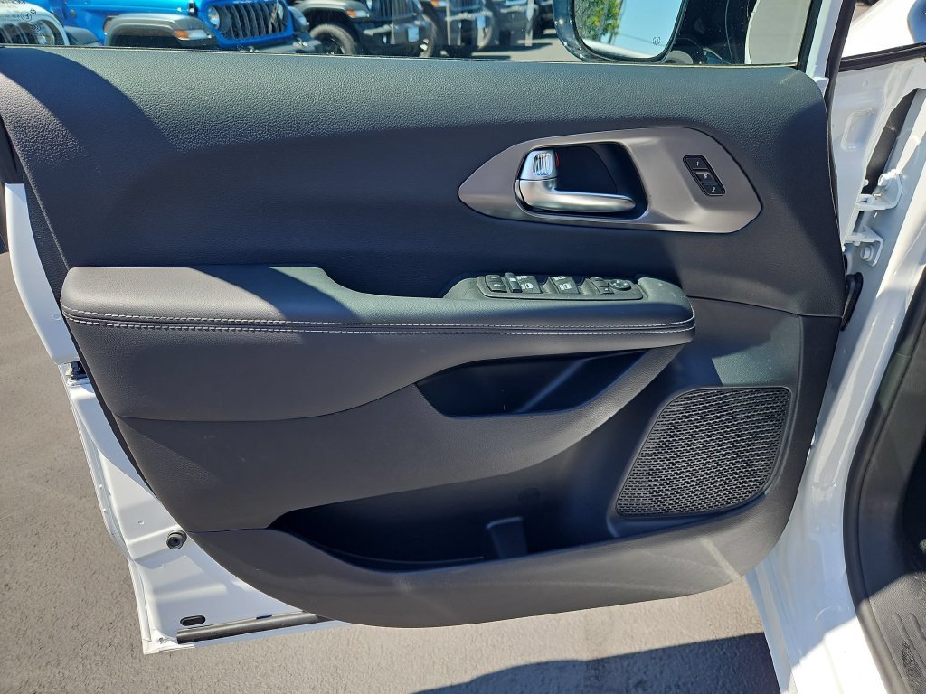 2026 Chrysler Pacifica Select - Photo 10