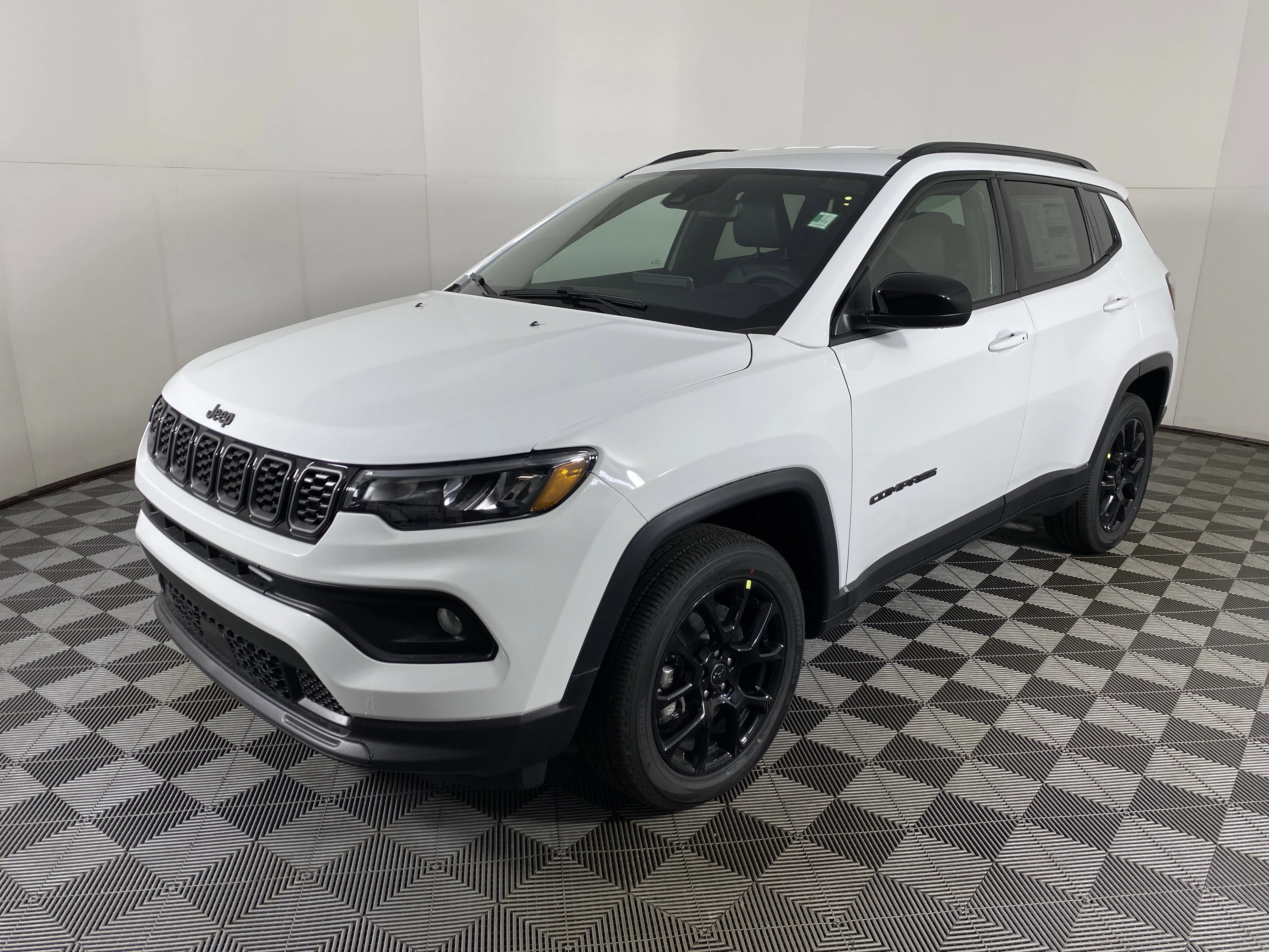 New 2026 Bright White Clear-Coat Exterior Paint Jeep Latitude image 10