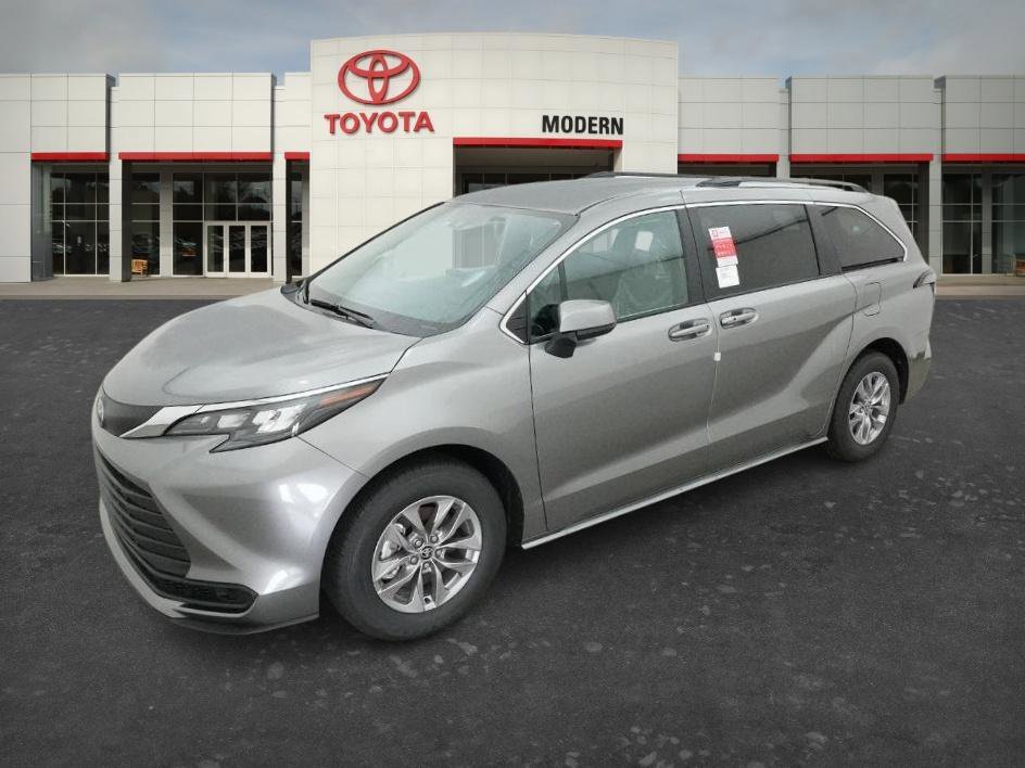 2026 Toyota Sienna LE 8-Passenger Hybrid FWD's photo