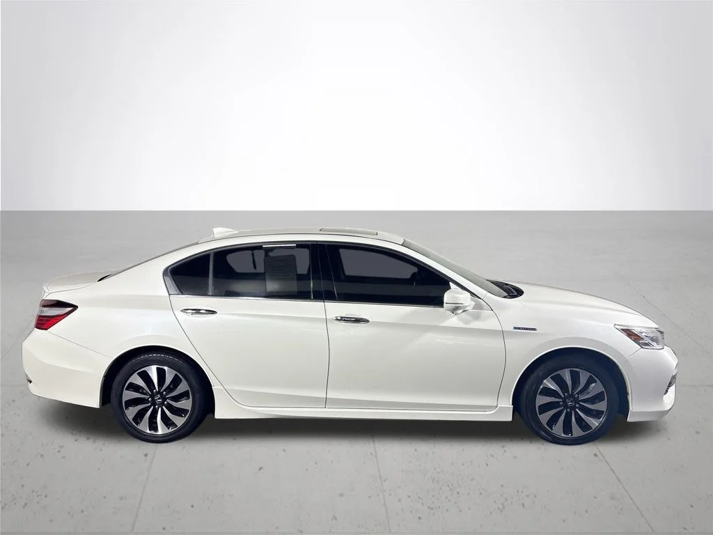 Used 2017 White Honda Touring image 5
