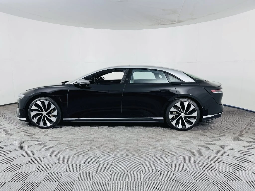 Used 2022 Black Lucid Grand Touring image 5