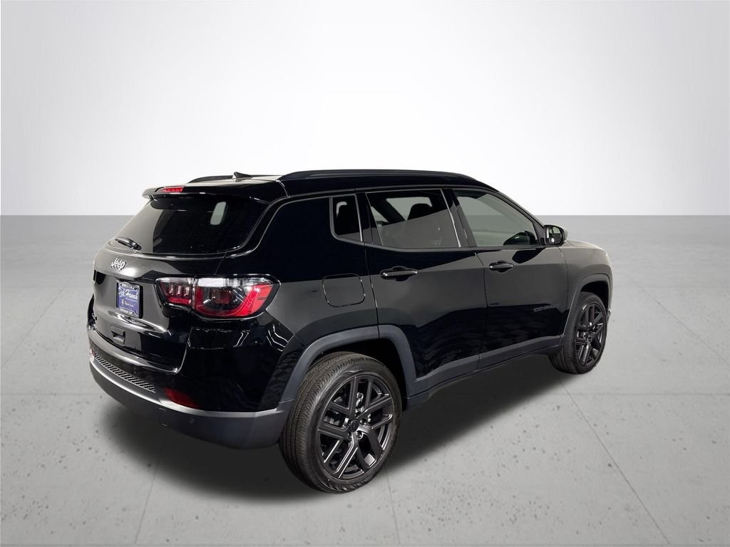 New 2026 Diamond Black Crystal Pearl-Coat Exterior Paint Jeep Limited image 6