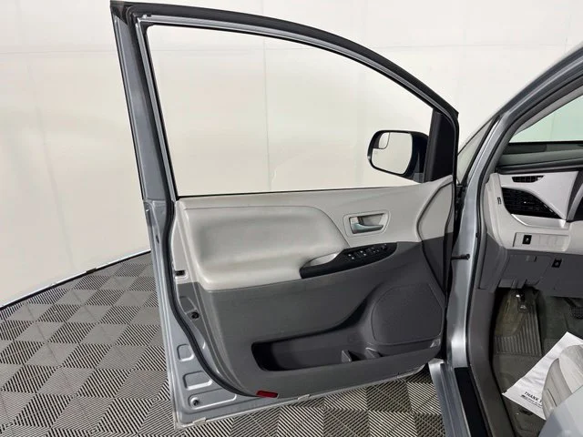 Used 2015 Silver Toyota LE image 15