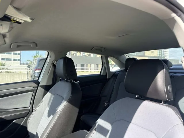 2025 Volkswagen Jetta SE - Photo 15