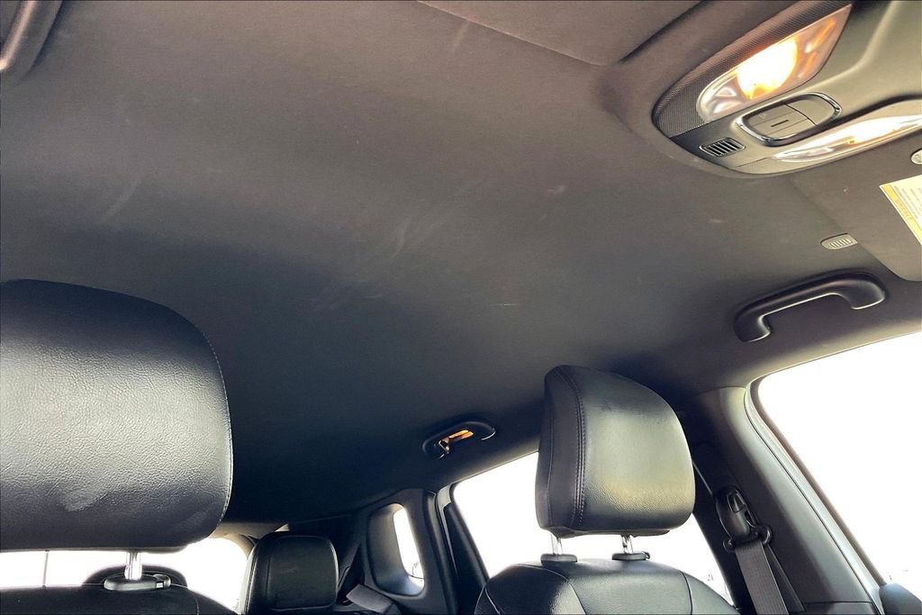Used 2024 White/off-white Jeep Limited image 28