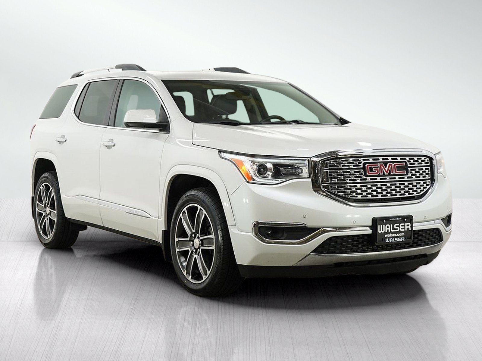 Used 2018 White Frost Tricoat GMC AWD 4dr Denali image 7