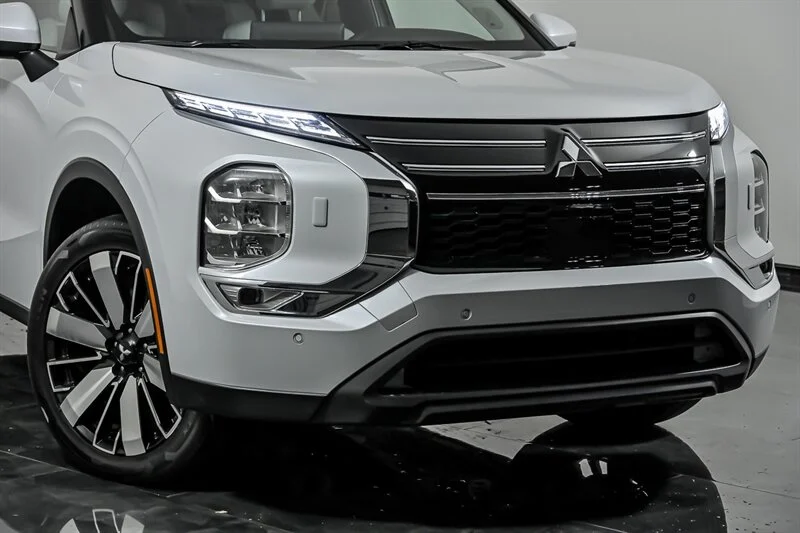 Used 2025 White Diamond Mitsubishi SE image 2