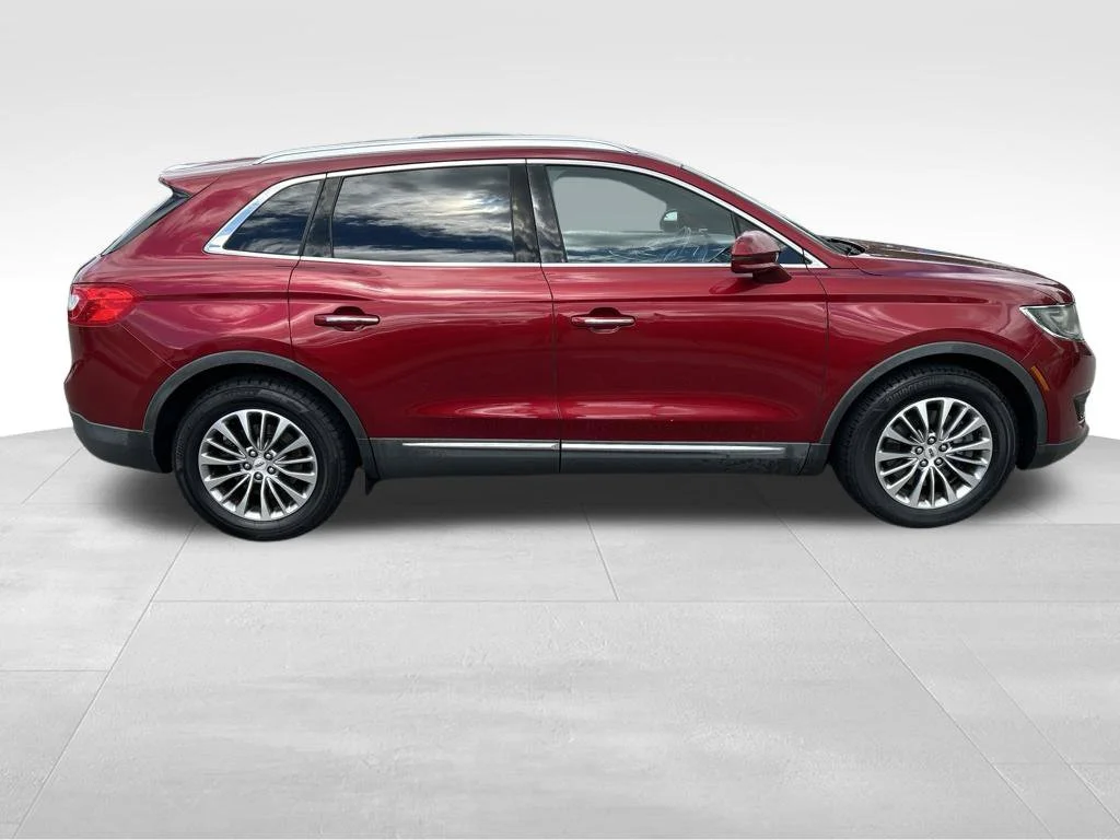 Used 2016 Red Lincoln Select image 7