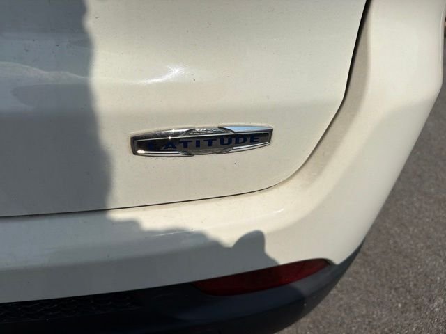 Used 2019 White Jeep Latitude image 8