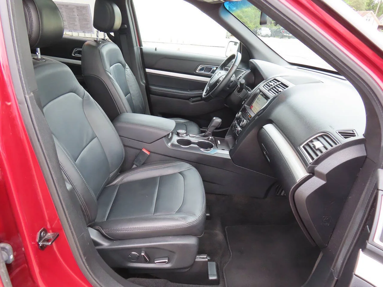 Used 2017 Ruby Red Metallic Tinted Clearcoat Ford XLT AWD 4dr SUV image 8
