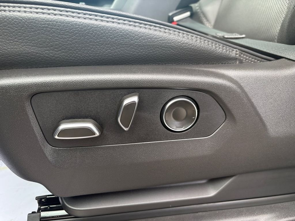 Used 2025 White GMC Denali image 33
