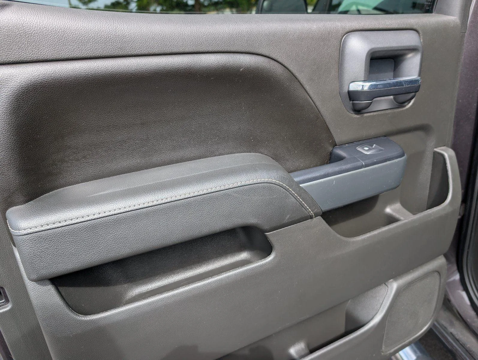 Used 2016 TUNGSTEN METALLIC Chevrolet LT image 33