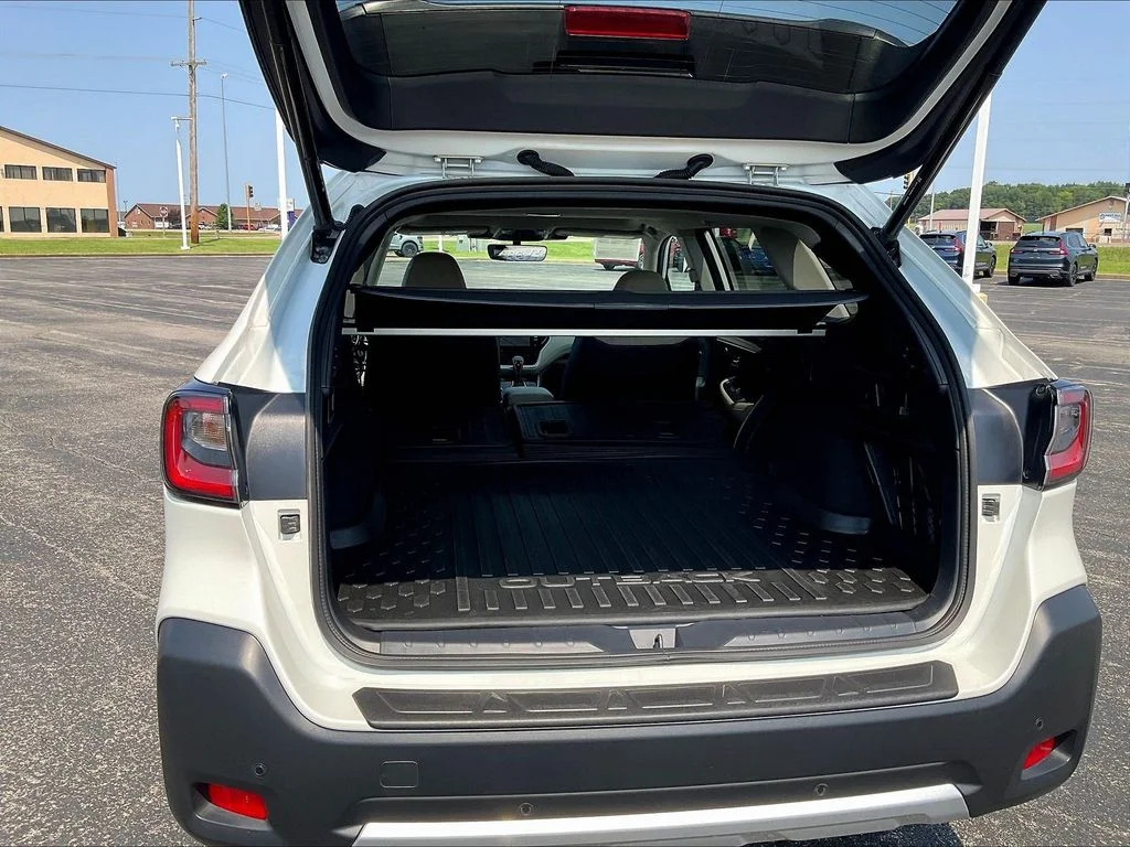 Used 2025 Crystal White Pearl Subaru Limited image 18
