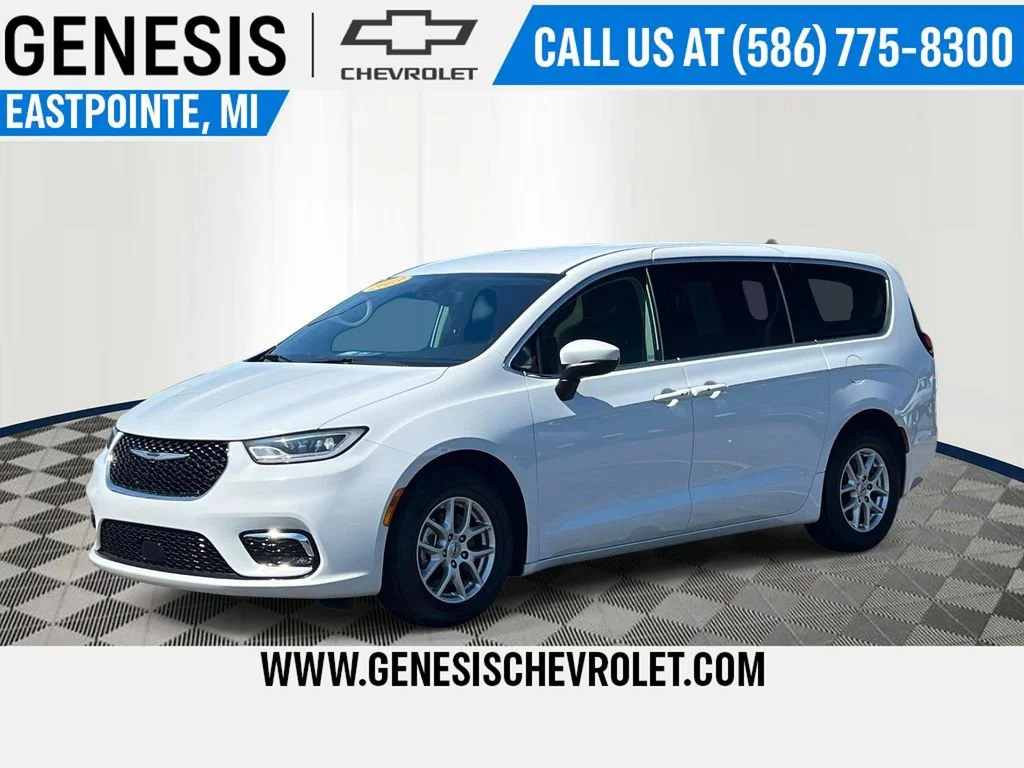 2023 Chrysler Pacifica Touring L's photo