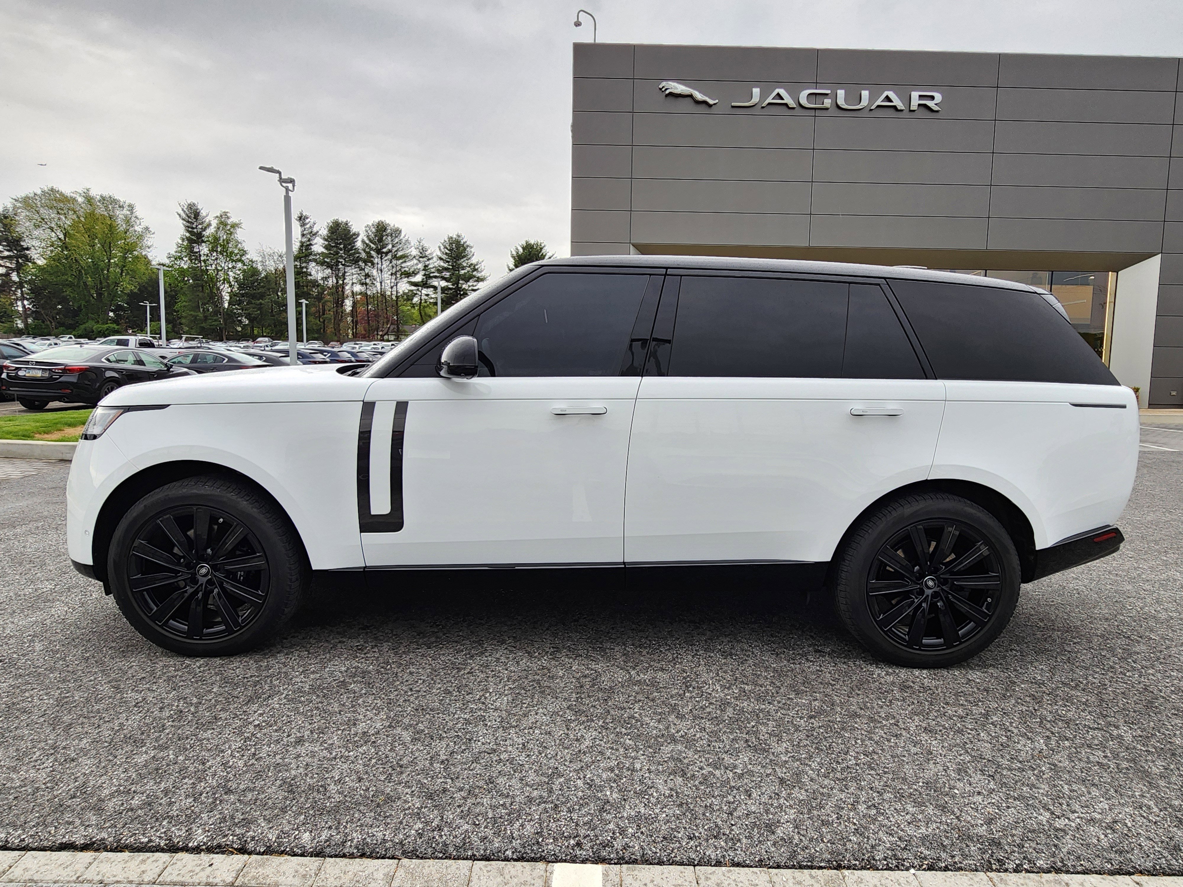 Certified Used 2023 Fuji White Land Rover SE image 5
