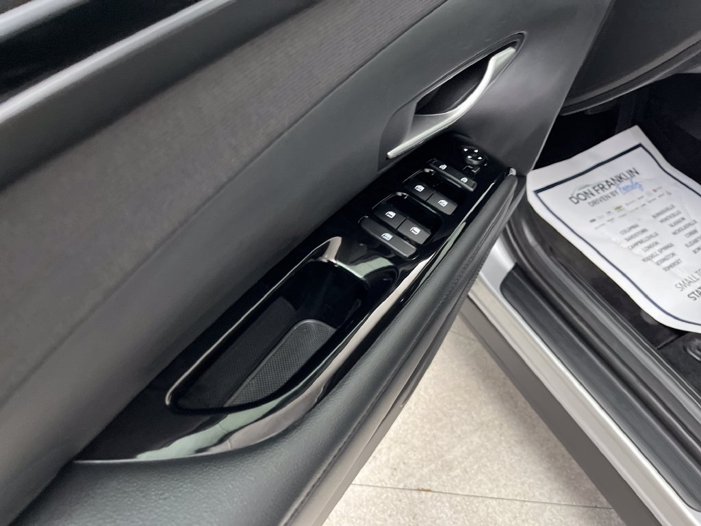 Used 2024 Silver Hyundai SEL Convenience image 10