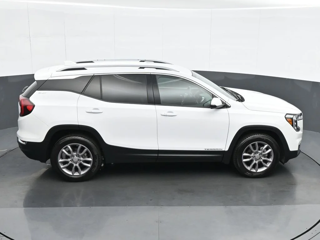 Used 2024 White GMC SLT image 23