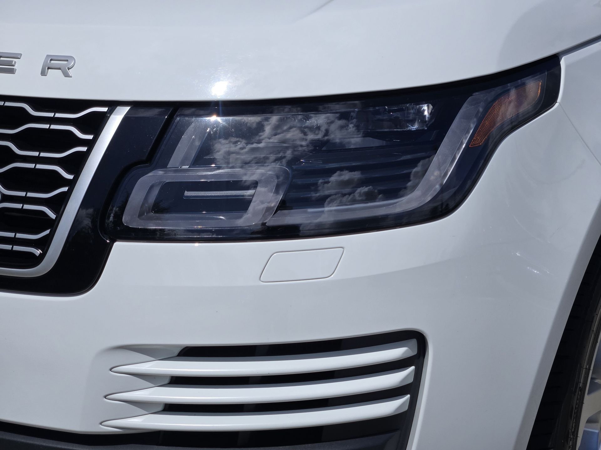 Used 2018 Fuji White Land Rover 5.0L V8 Supercharged image 11
