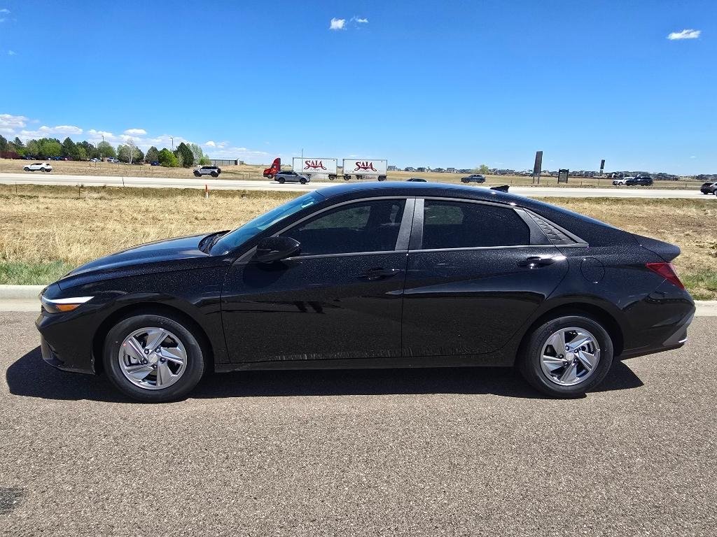 New 2026 Abyss Black Hyundai SE image 2