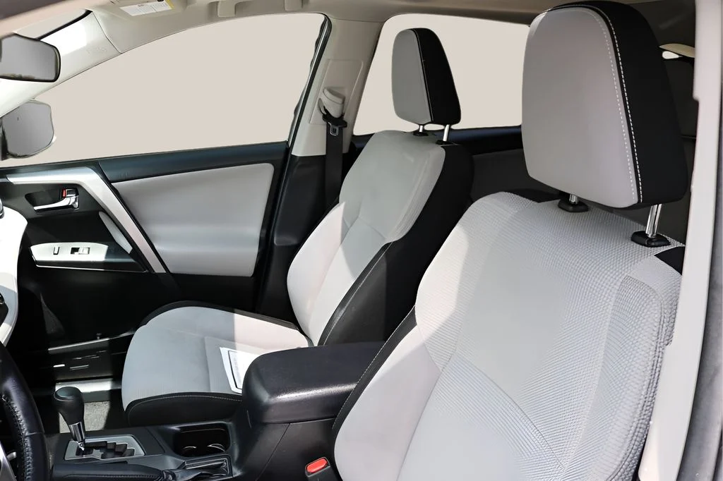 Used 2017 Silver Toyota XLE image 13