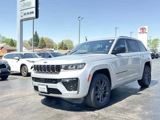 New 2026 Silver Zynith Exterior Paint Jeep Limited image 5