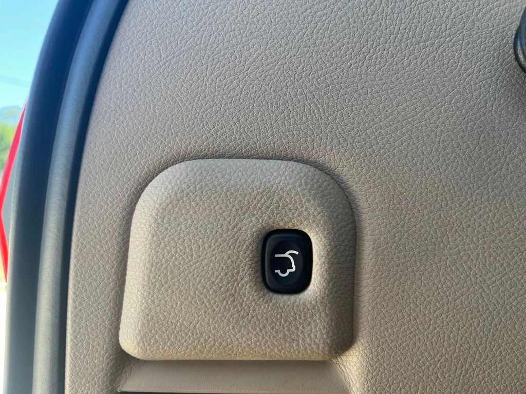 Used 2019 Bright White Clearcoat Jeep Limited image 9
