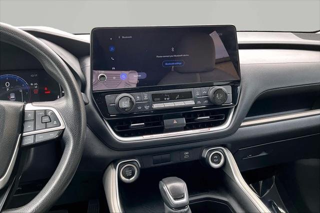 Certified Used 2025 WIND CHILL PEARL Toyota  image 7